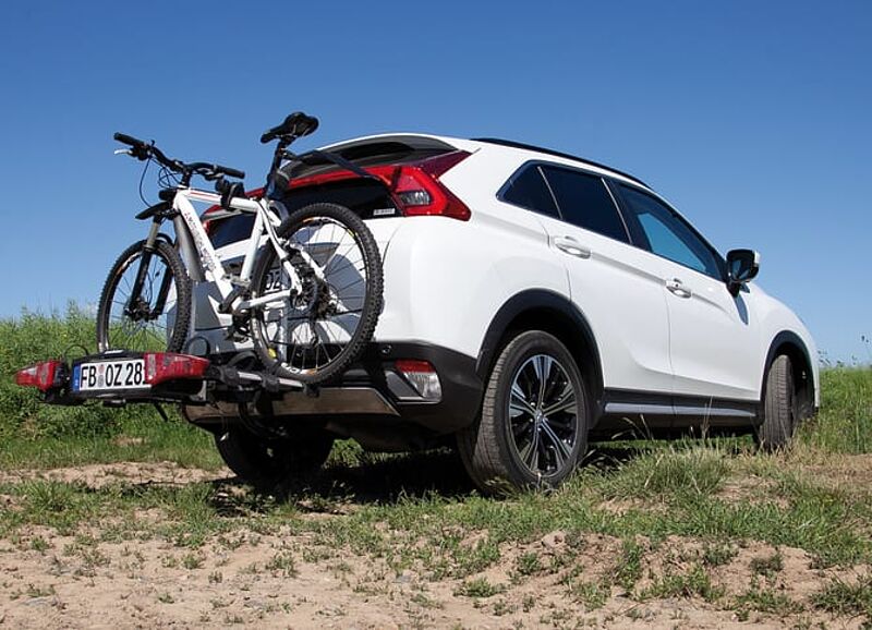 E-Bikes komfortabel transportieren und unterwegs laden: Mitsubishi bietet ideale Lösung für alle Fahrradenthusiasten