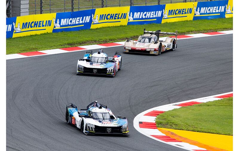 Das Team PEUGEOT TotalEnergies beim letzten Rennen der WEC 2023 in Bahrain